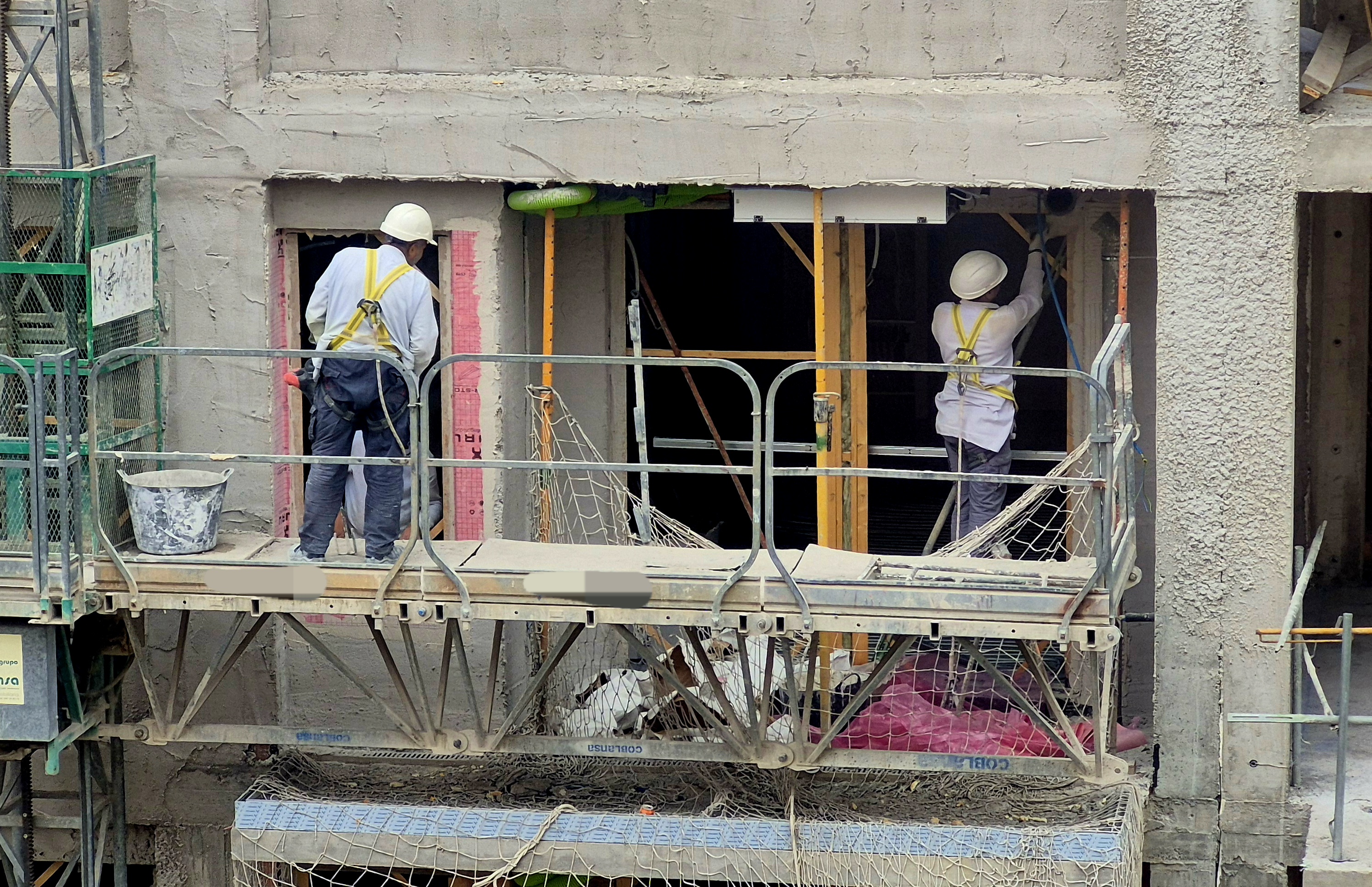Dos trabajadores de la construcción en una obra