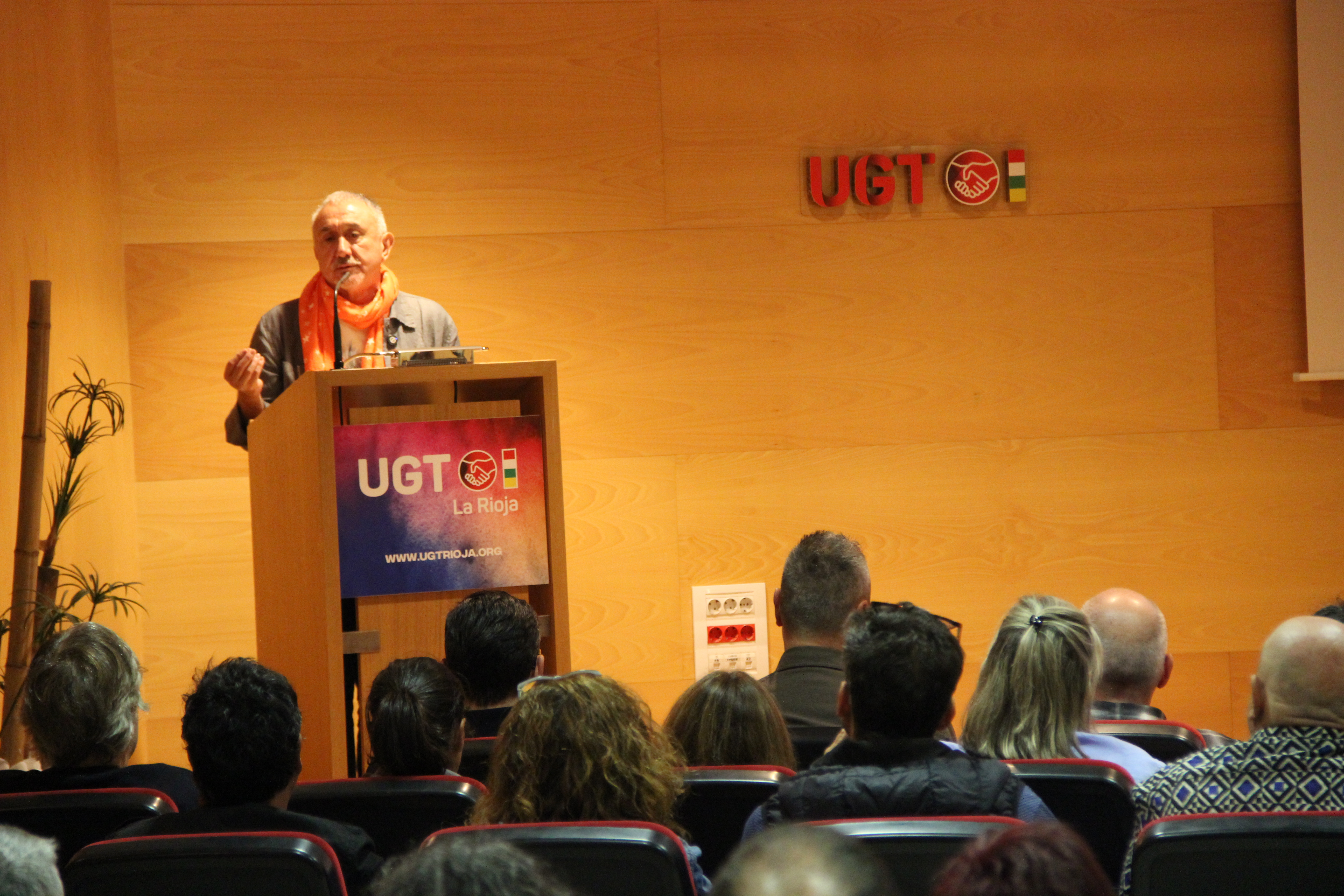 Imagen del secretario general ante la asamblea