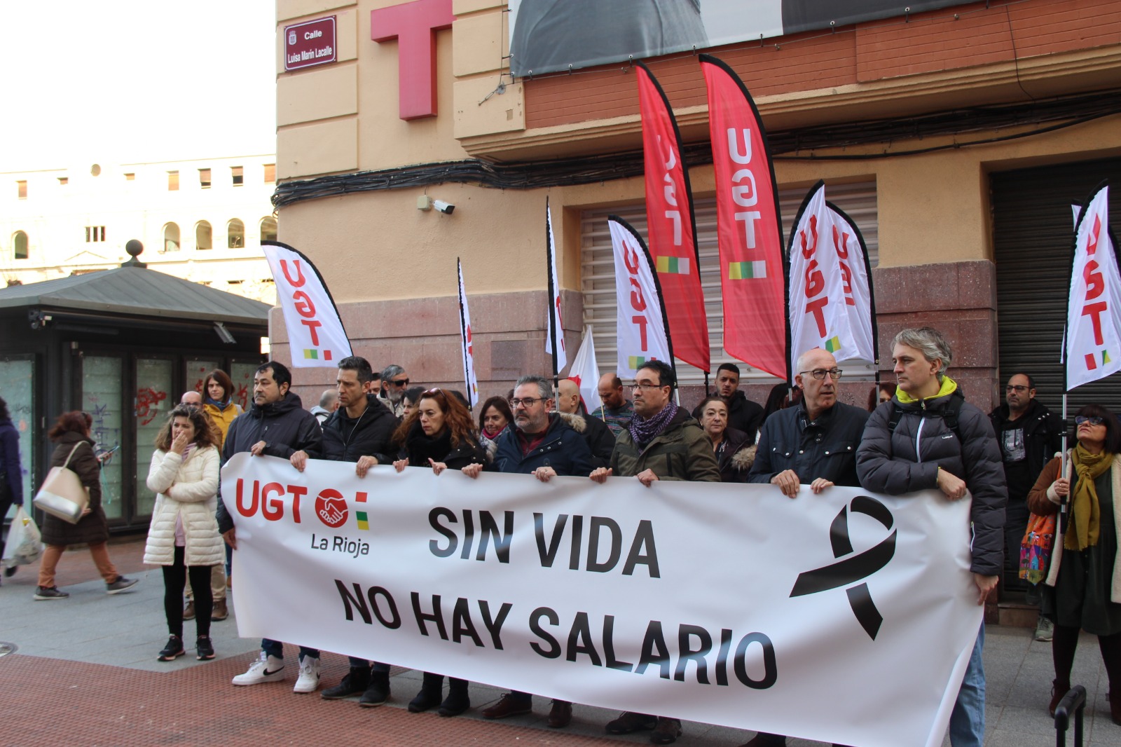 Imagen de la concentración en la sede de UGT.