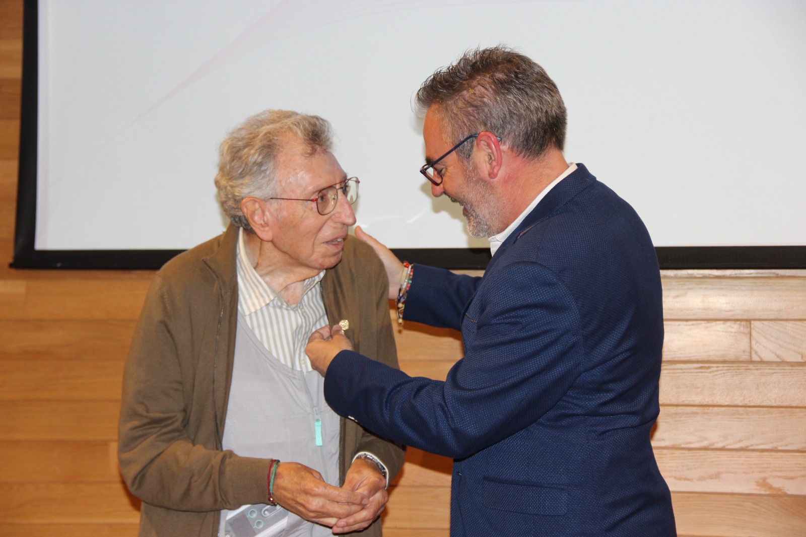 Momento de la entrega de la Insignia de UGT La Rioja