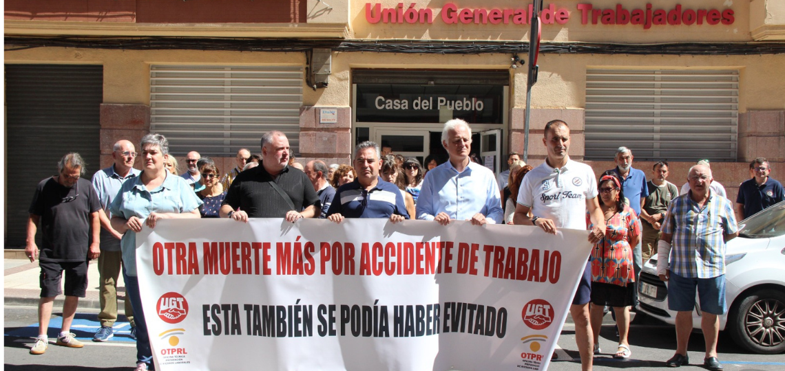 Imagen de la concentración en la sede de UGT con motivo del trabajador fallecido en el accidente laboral en Adoratrices