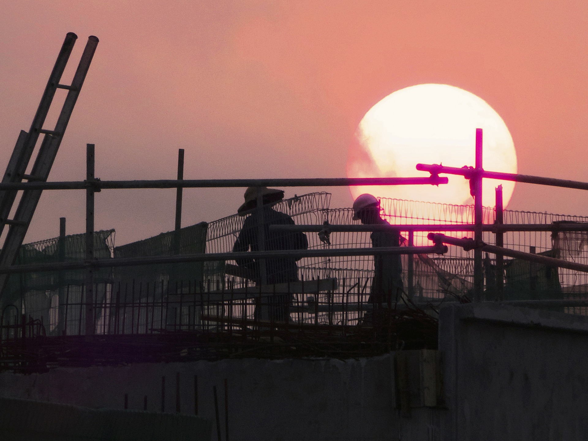 Trabajadores construcción y sol