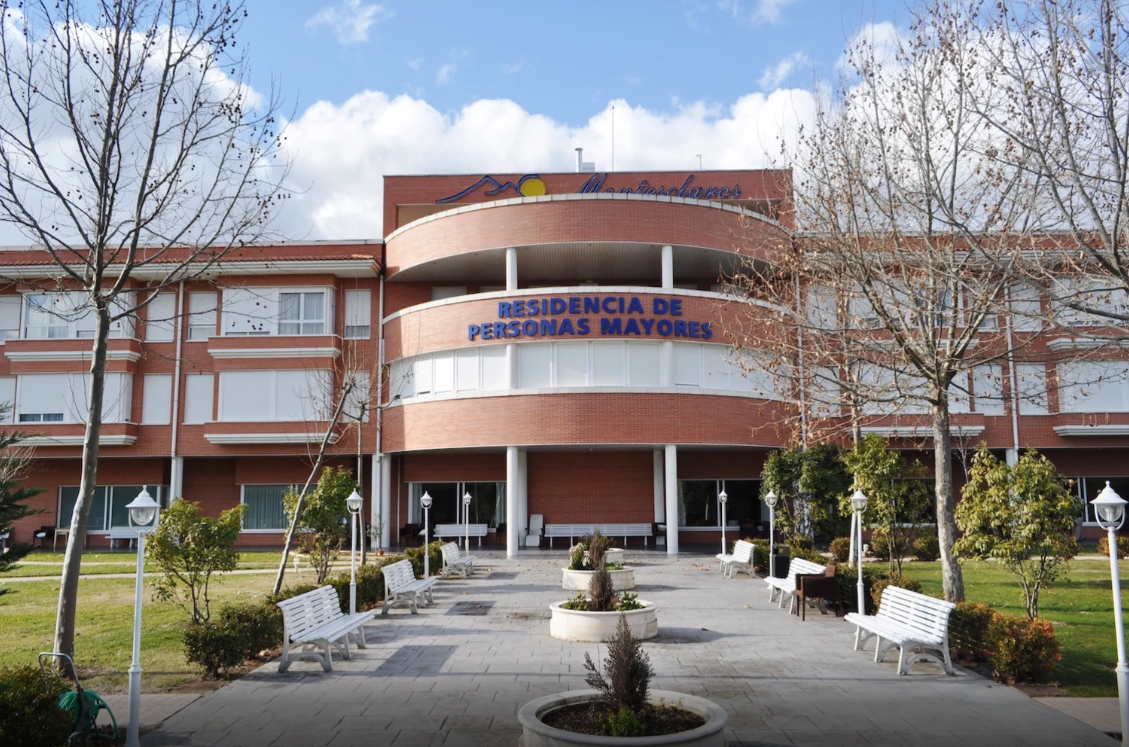 Imagen de la entrada de la residencia Montesclaros de Albelda