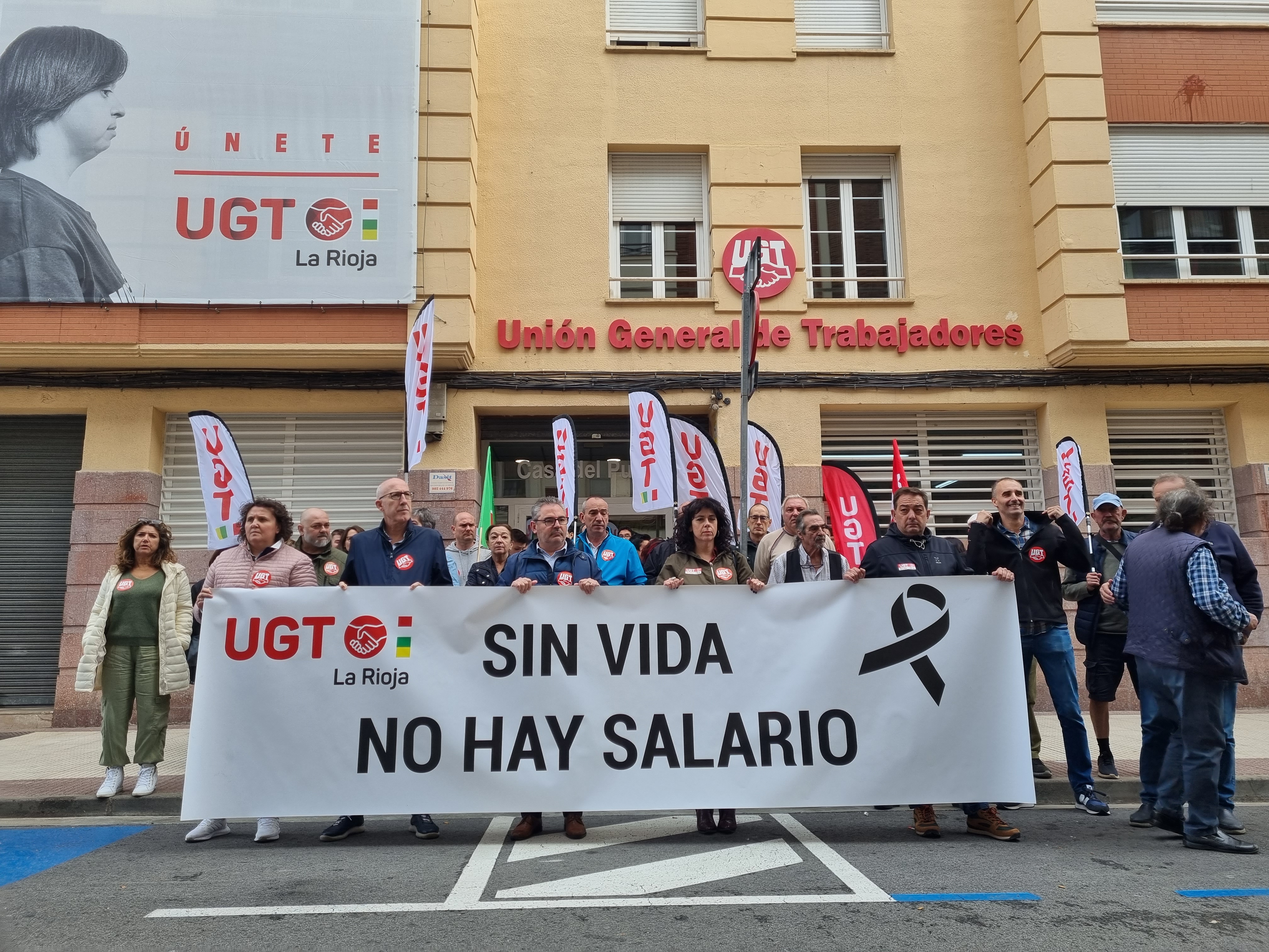 Imagen de la concentración celebrada en la sede de UGT