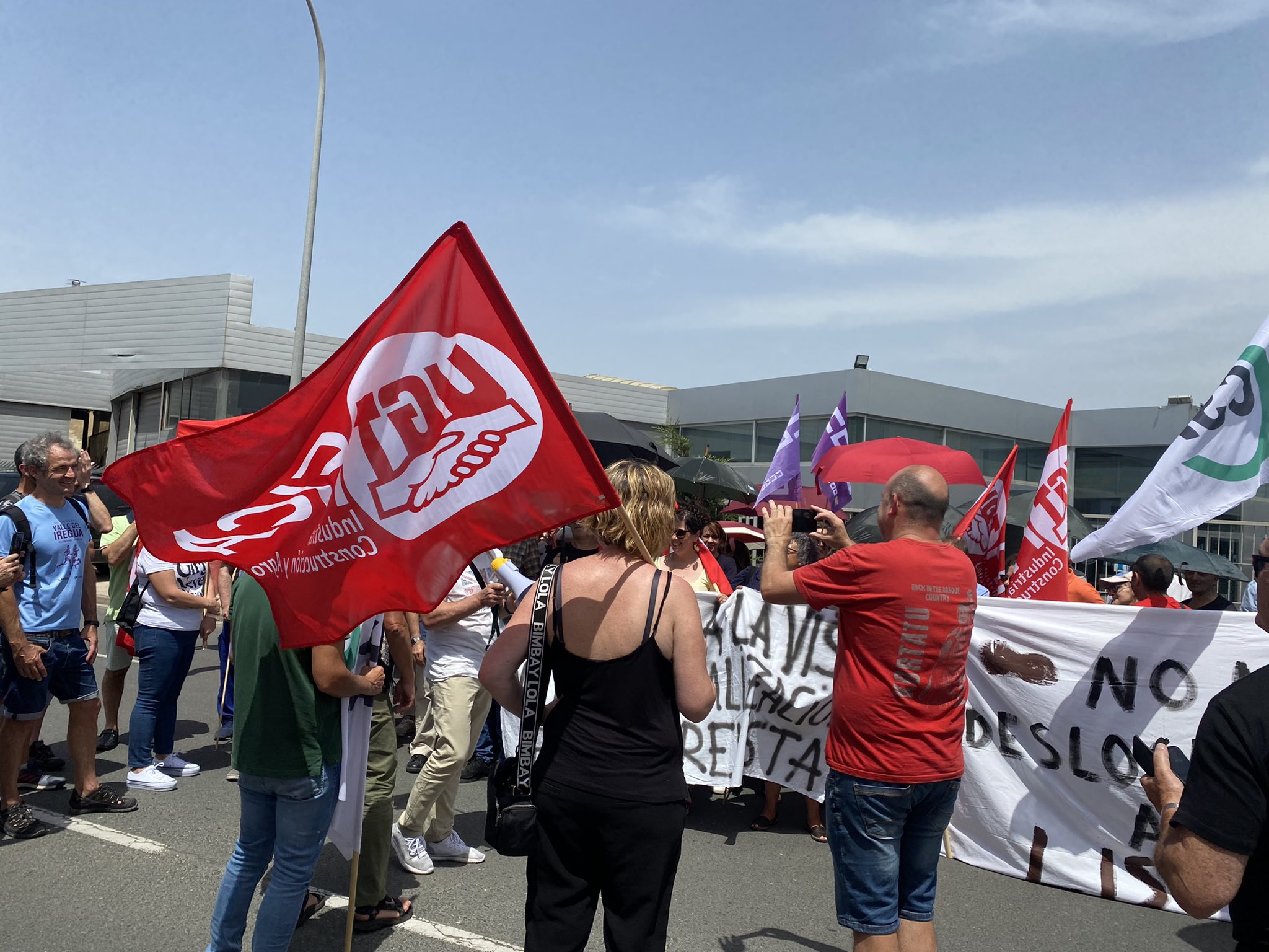 UGT-FICA se concentra para denunciar el traslado forzoso de 40 personas trabajadoras en Talleres Lispar