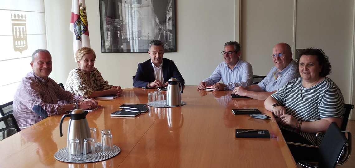 Reunión entre la ejecutiva de UGT La Rioja y el nuevo alcalde de Logroño